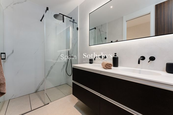 Image No.20-3 Bed Flat for sale