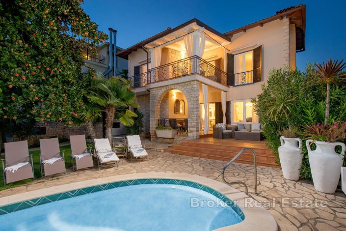 Image No.2-9 Bed Villa for sale