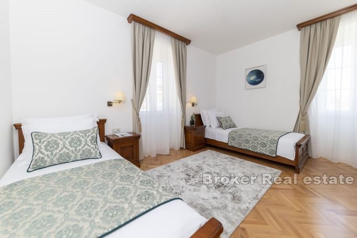 Image No.11-9 Bed Villa for sale
