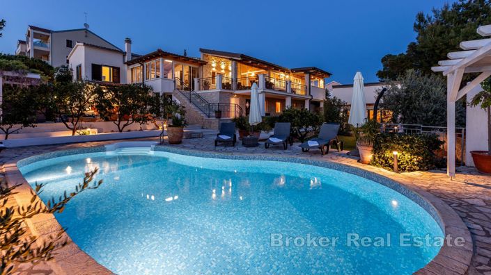 Image No.2-6 Bed Villa for sale