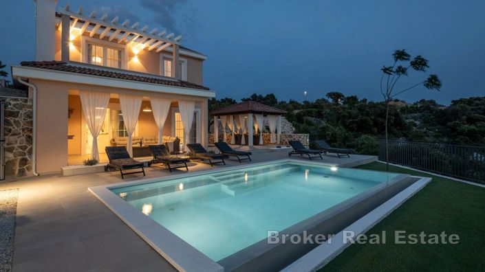 Image No.2-4 Bed Villa for sale