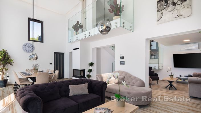Image No.5-5 Bed Villa for sale