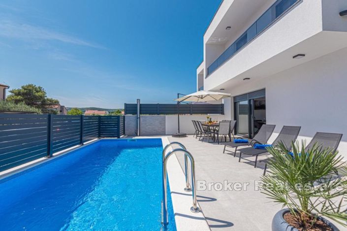 Image No.2-4 Bed Villa for sale