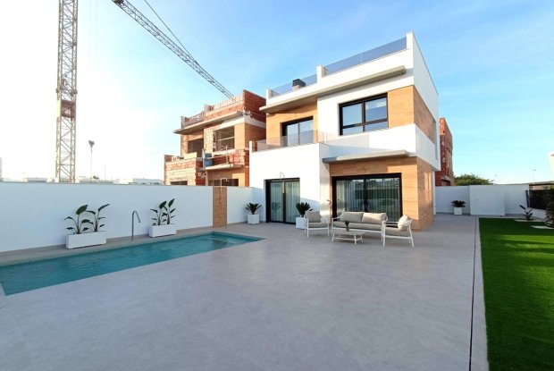 Image No.14-3 Bed Townhouse for sale