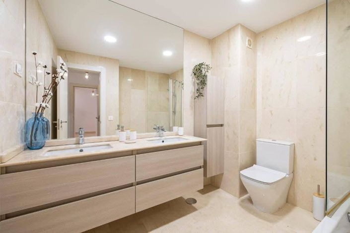 Image No.17-4 Bed Flat for sale