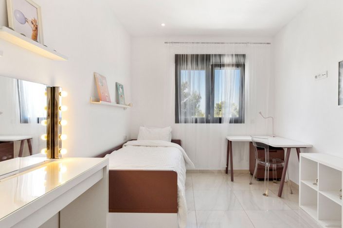Image No.19-3 Bed House for sale