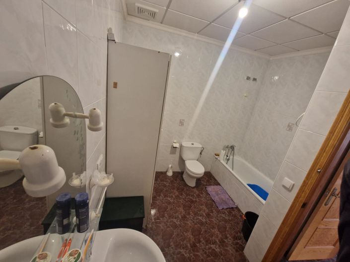 Image No.6-4 Bed House for sale