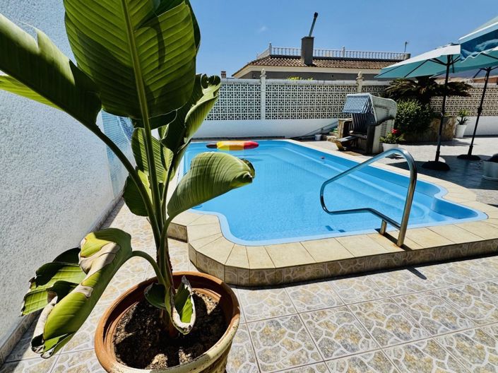 Image No.2-Villa de 2 chambres à vendre à Torrevieja