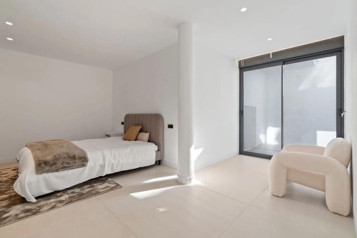 Image No.15-4 Bed Townhouse for sale