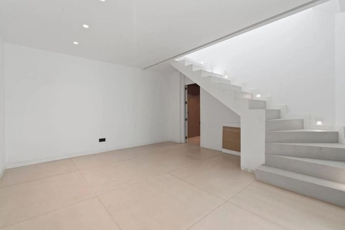 Image No.18-4 Bed Townhouse for sale