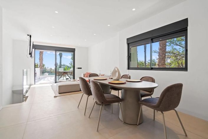 Image No.2-4 Bed Townhouse for sale