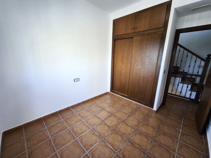 Image No.10-3 Bed House for sale