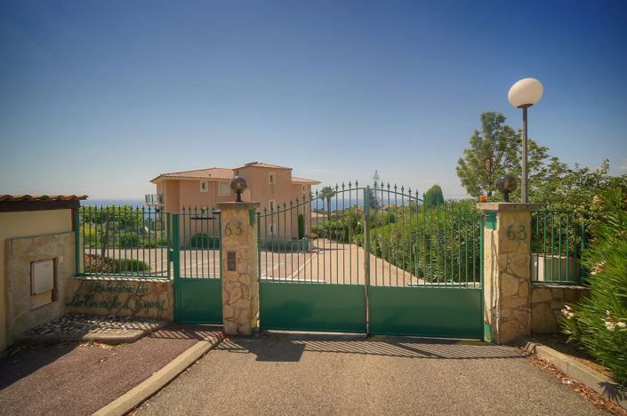 Nice Corniche Bellevue – Elegant two-bedroom apartment with terrace, swimming pool and panoramic sea
