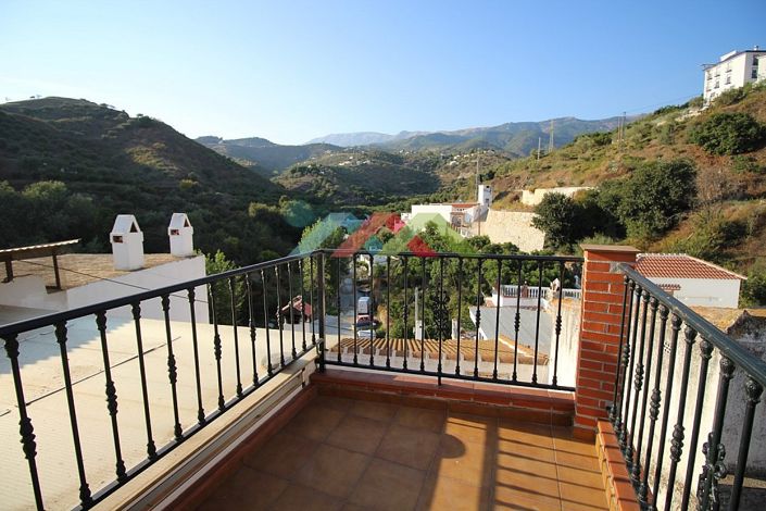 Image No.2-4 Bed Townhouse for sale