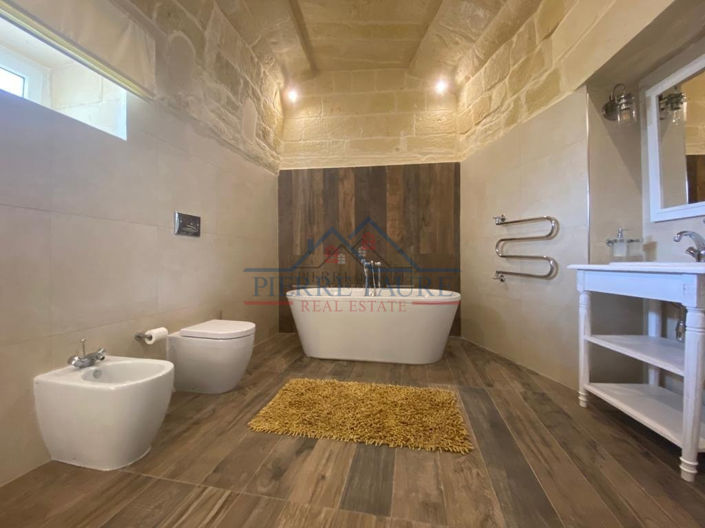 Image No.17-5 Bed Farmhouse for sale