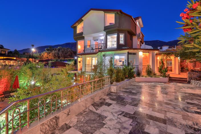 Image No.6-8 Bed Villa / Detached for sale