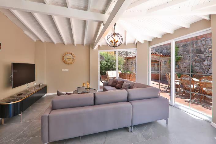 Image No.17-8 Bed Villa / Detached for sale
